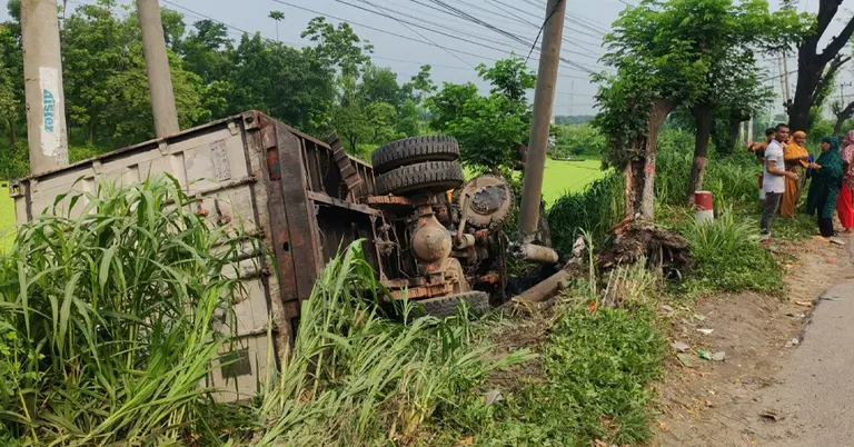 দুর্ঘটনাকবলিত কাভার্ডভ্যান